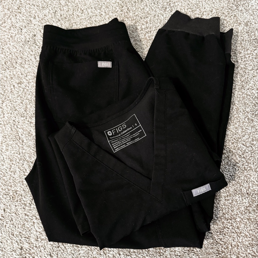 Like new figs Catrina one pocket shirt in S and Zamora jogger in S petite